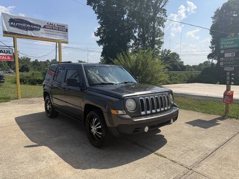 Used 2015 Jeep Patriot Latitude FWD image 3
