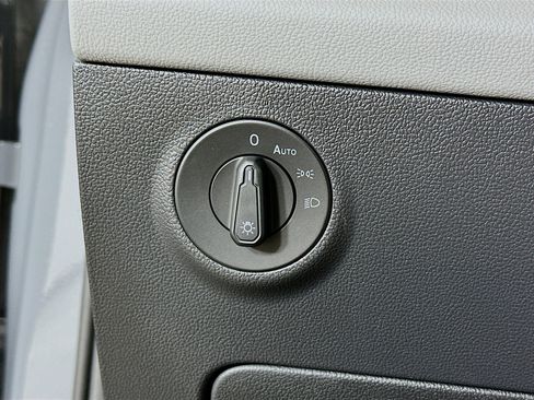 Used 2023 Volkswagen Taos SE w/ Panoramic Sunroof Package image 17