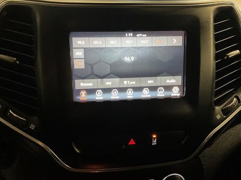 Used 2021 Jeep Cherokee Latitude AWD/4WD image 17
