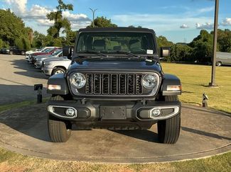 Used 2024 Jeep Gladiator Sport AWD/4WD video 2