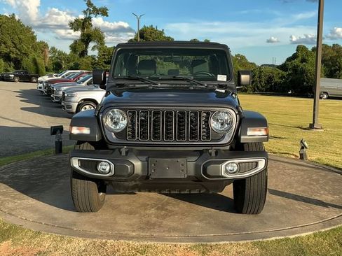 Used 2024 Jeep Gladiator Sport AWD/4WD image 2