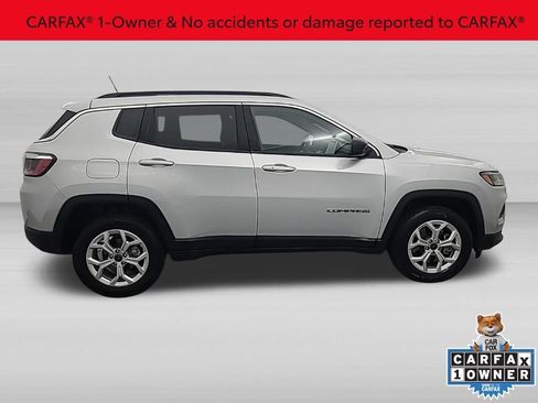 Used 2025 Jeep Compass Latitude AWD/4WD image 3