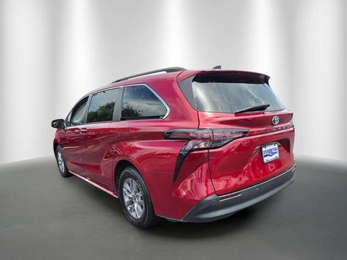 Used 2023 Toyota Sienna XLE FWD image 3
