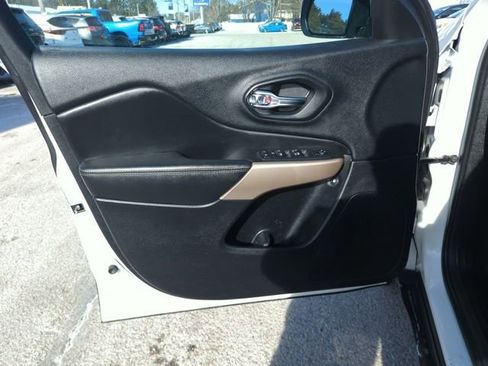 Used 2018 Jeep Cherokee Limited image 15