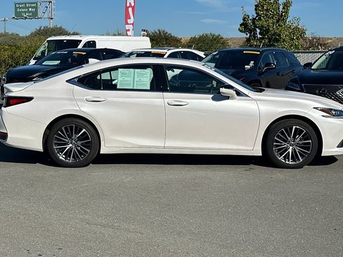 Used 2025 Lexus ES 300h w/ Premium Package image 3