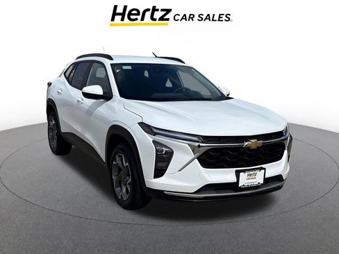 Used 2025 Chevrolet Trax LT image 1
