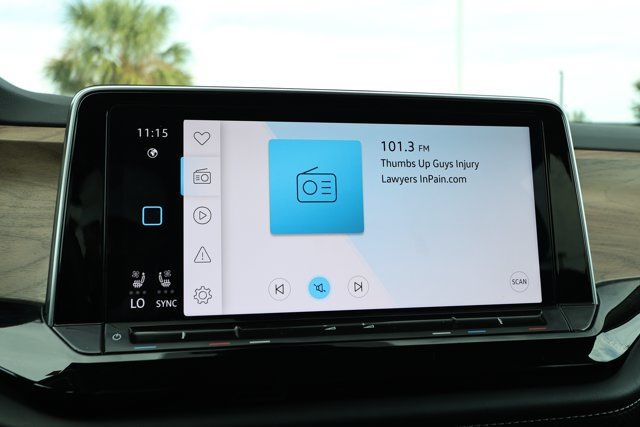 Used 2025 Volkswagen Atlas SE AWD/4WD image 16