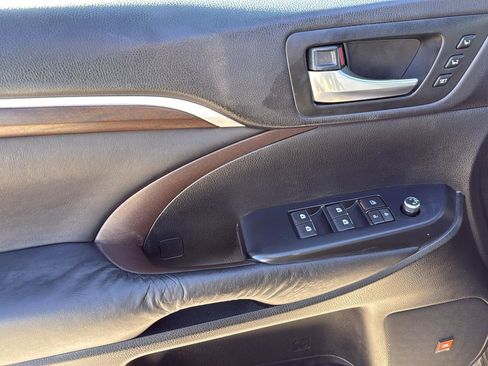 Used 2015 Toyota Highlander Limited image 12