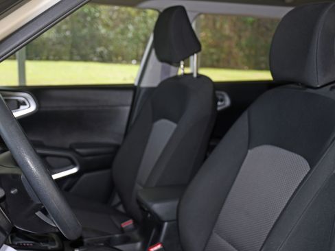 Used 2022 Kia Soul LX image 11