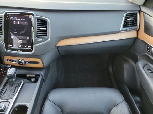 Used 2022 Volvo XC90 T6 Momentum w/ Protection Package Premier image 15