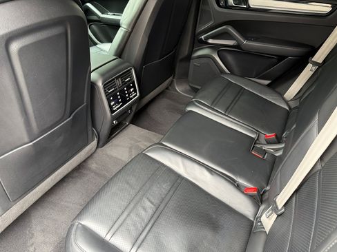 Used 2023 Porsche Cayenne Platinum Edition AWD/4WD image 11