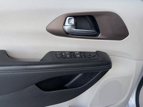 Used 2022 Chrysler Voyager LX FWD image 12