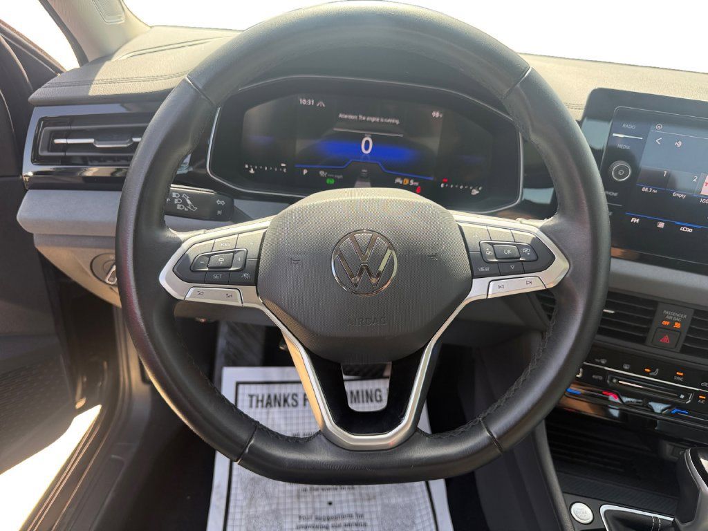 Used 2025 Volkswagen Jetta SE FWD image 13