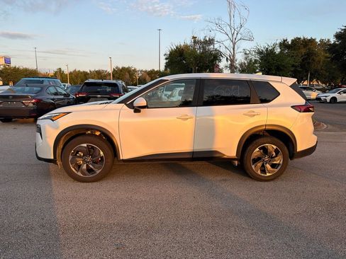 Used 2025 Nissan Rogue SV FWD image 2
