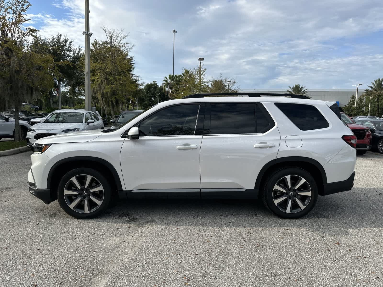 Used 2024 Honda Pilot Touring image 3