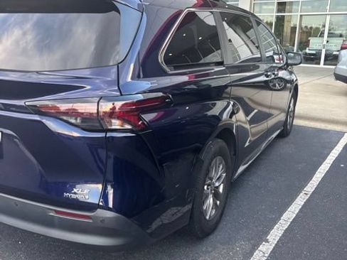 Used 2024 Toyota Sienna XLE FWD image 5