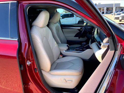 Used 2021 Toyota Highlander Limited image 8