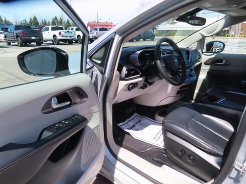Used 2024 Chrysler Pacifica Touring-L FWD image 18