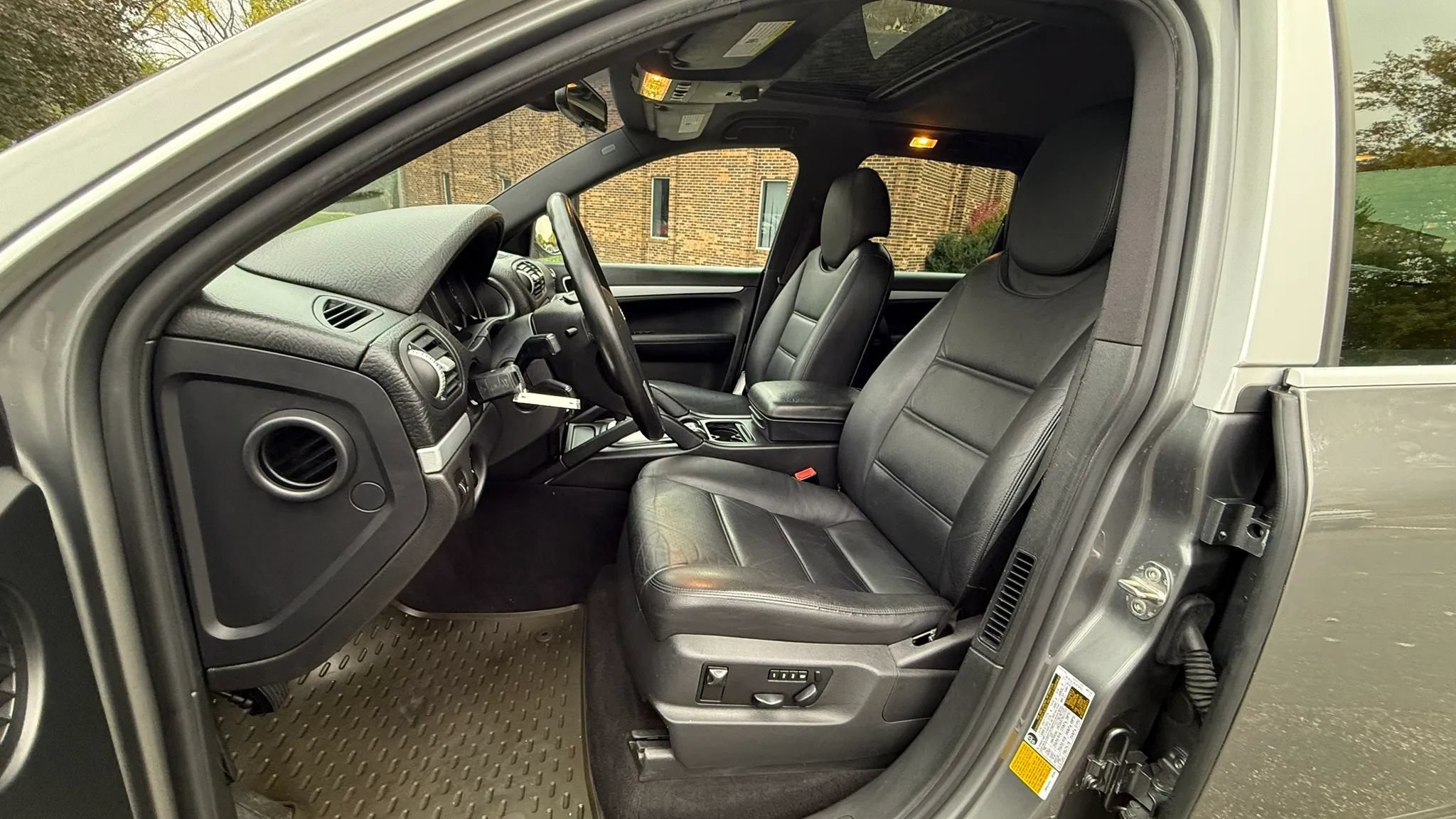 Used 2010 Porsche Cayenne AWD/4WD image 2