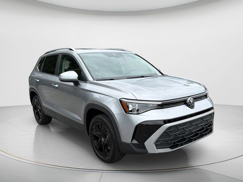 New 2026 Volkswagen Taos SE FWD image 3