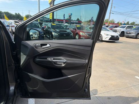 Used 2017 Ford Escape SE FWD image 22