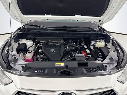 Used 2023 Toyota Highlander XLE AWD/4WD image 32