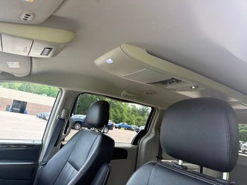 Used 2015 Chrysler Town & Country Touring-L w/ Driver Convenience Group FWD image 17