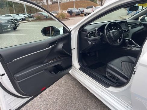 Used 2023 Toyota Camry SE image 4