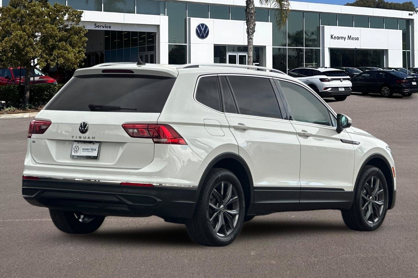 Used 2023 Volkswagen Tiguan SE w/ Panoramic Sunroof Package FWD image 4