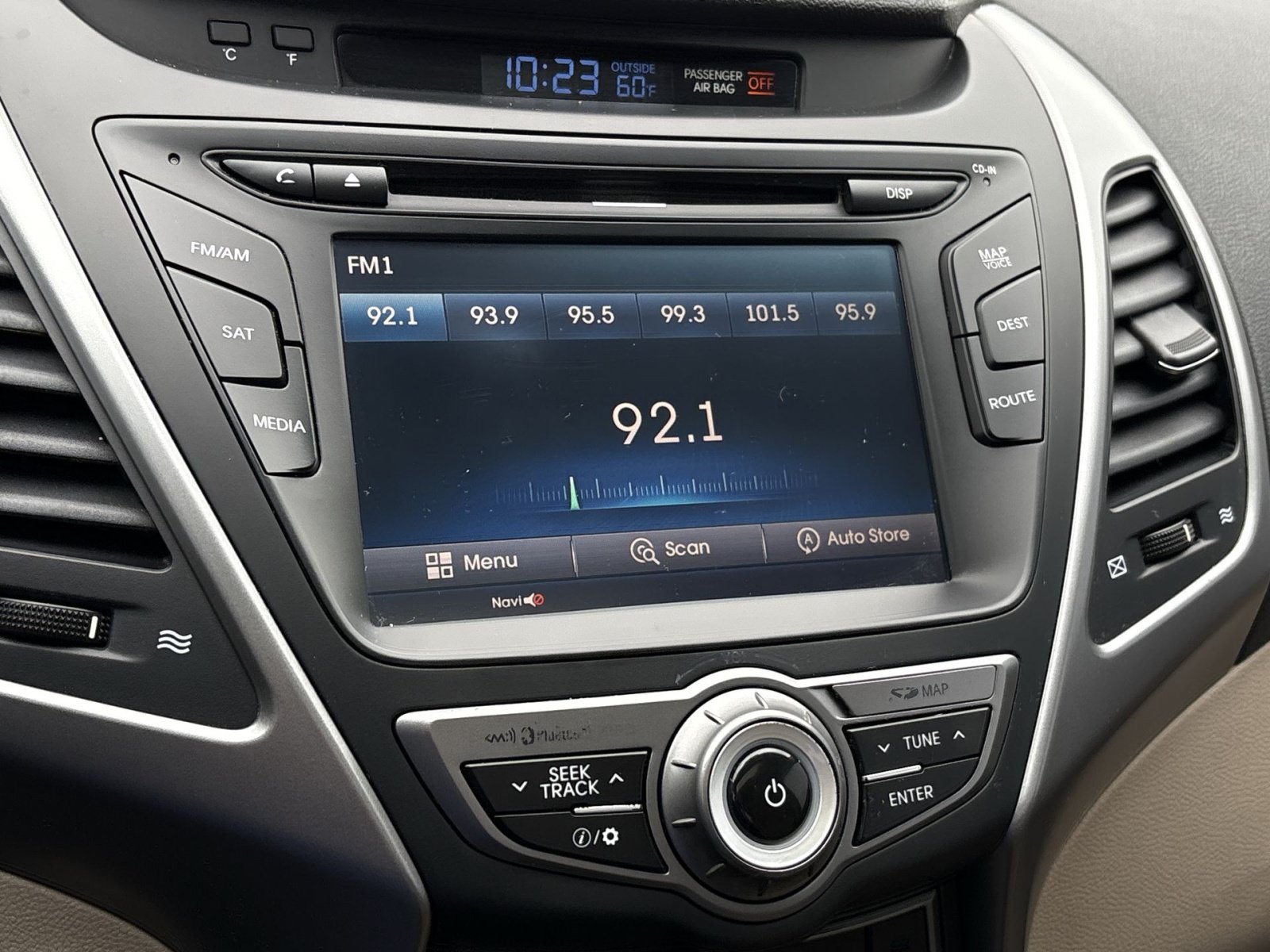 Used 2015 Hyundai Elantra Limited w/ Option Group 05 FWD image 18