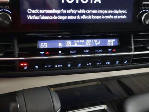 Used 2024 Toyota Sienna Platinum image 19