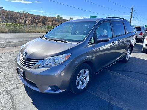 Used 2017 Toyota Sienna LE FWD image 2