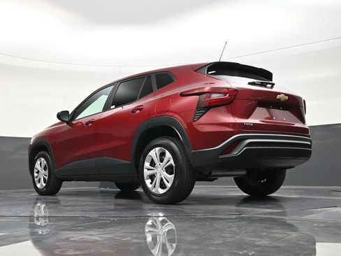 Used 2025 Chevrolet Trax LS FWD image 24