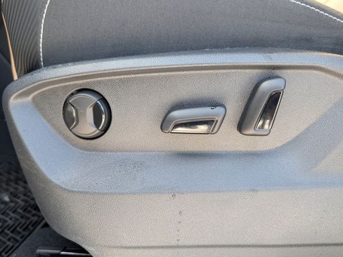 Certified 2025 Volkswagen Atlas Cross Sport SE image 23