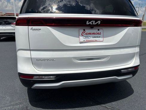 Used 2023 Kia Carnival EX FWD image 12