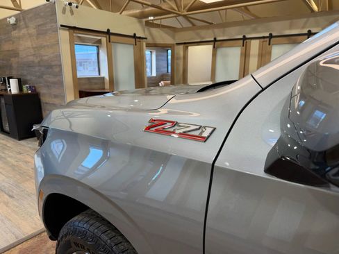 Used 2025 Chevrolet Suburban Z71 image 8