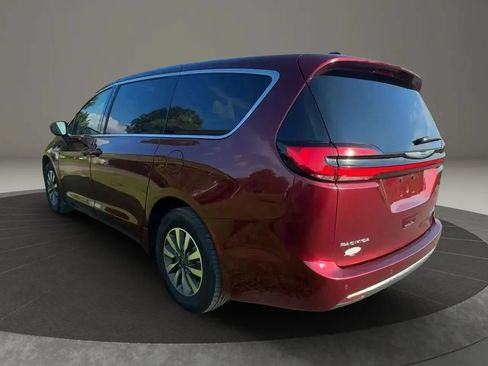 Used 2022 Chrysler Pacifica Touring-L FWD image 4