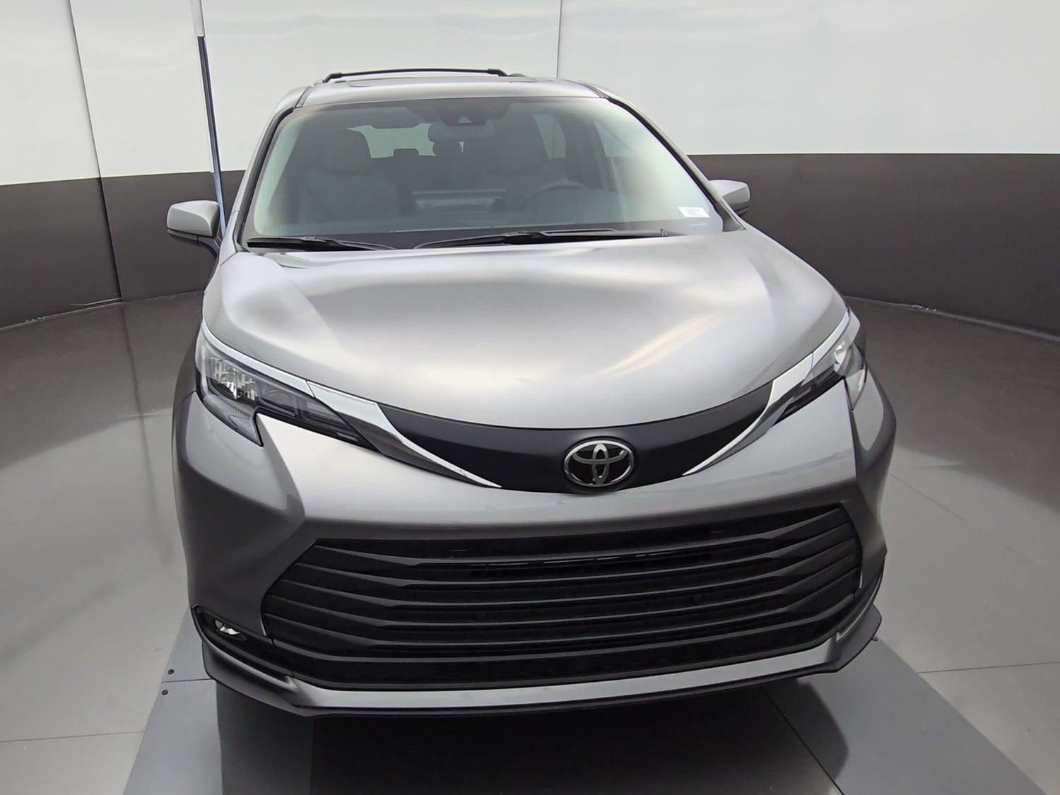 New 2026 Toyota Sienna XLE FWD image 2