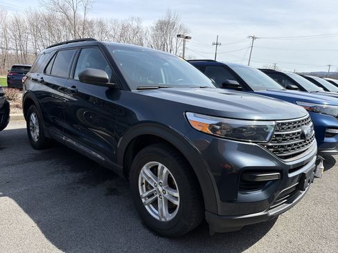 Used 2023 Ford Explorer XLT AWD/4WD image 2