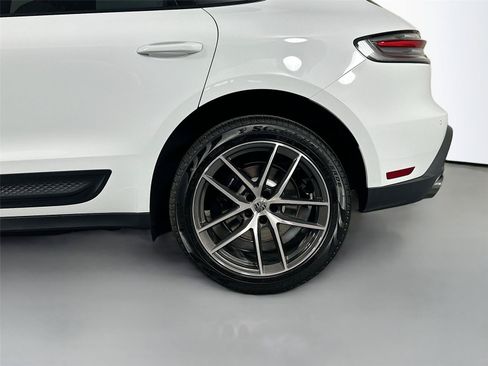 Certified 2026 Porsche Macan AWD/4WD image 12