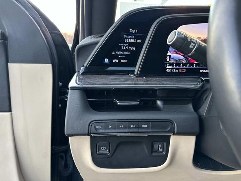 Used 2022 Cadillac Escalade Premium Luxury AWD/4WD image 16