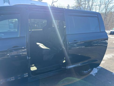 Used 2019 Chrysler Pacifica Touring-L w/ S Appearance Package image 17