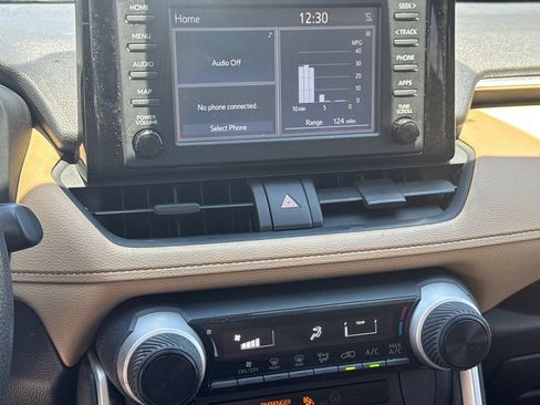Used 2019 Toyota RAV4 LE FWD image 24