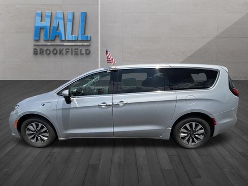 Used 2023 Chrysler Pacifica Touring-L FWD image 2