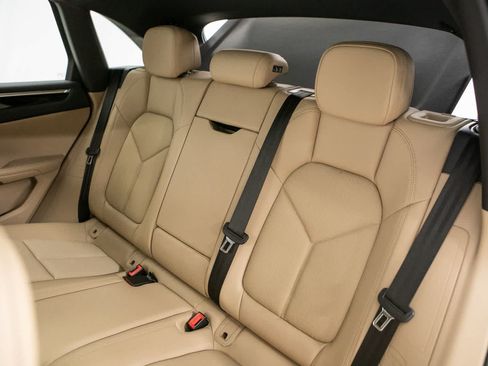 Certified 2024 Porsche Macan AWD/4WD image 36
