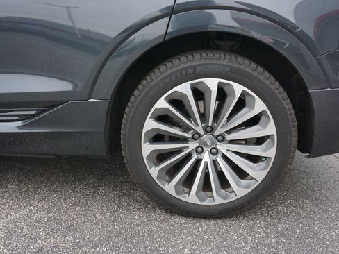 Used 2019 Audi e-tron Prestige w/ Prestige Package image 6