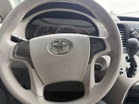 Used 2014 Toyota Sienna L image 54