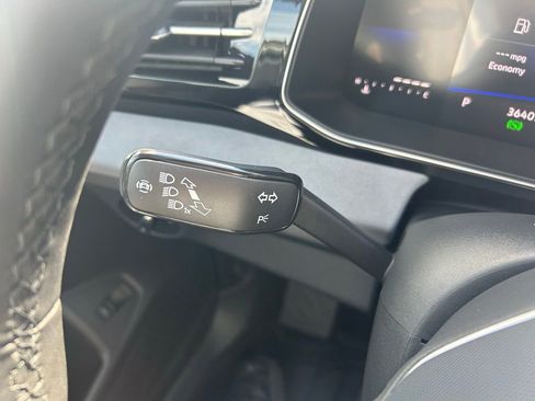 Used 2025 Volkswagen Jetta SE w/ Sunroof Package image 24