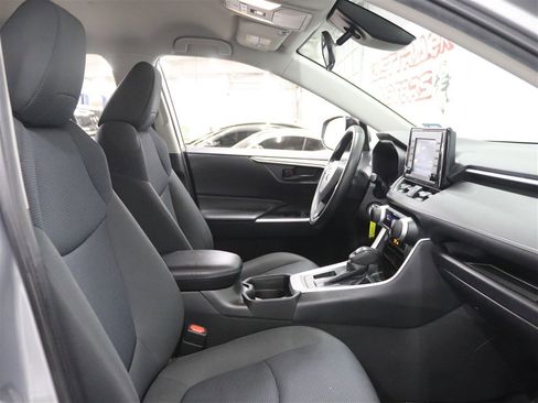 Used 2021 Toyota RAV4 LE image 14