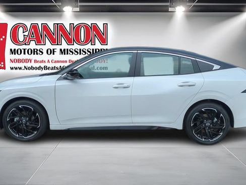 New 2026 Nissan Sentra SR w/ Floor Mat Package FWD image 8
